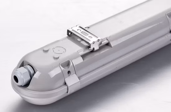 Illuminazione a LED impermeabile IP65, tripla luce a LED impermeabile, tripla luce a LED impermeabile, luce a prova di vapore, striscia luminosa a LED, luce resistente alle intemperie con CE CB TUV